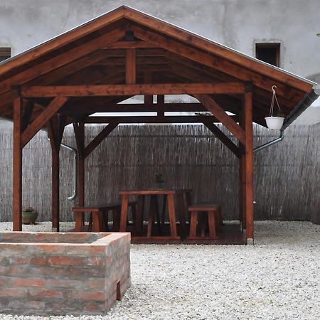 Csongradi Vendegvaro Apartmanok, Szarka Haz 외부 사진